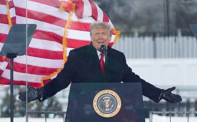 Trump asegura que juicio político en su contra es «ridículo» y causa «inmensa ira»