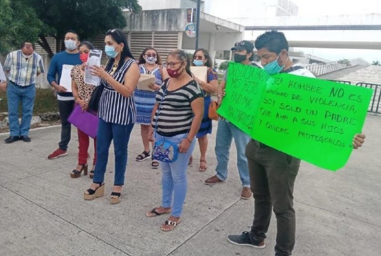 Acusan a funcionaria de “prestarse a despojar” a padres de sus hijos