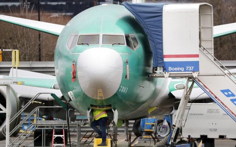 Inmovilizan aviones Boeing 777 tras incidente en Colorado