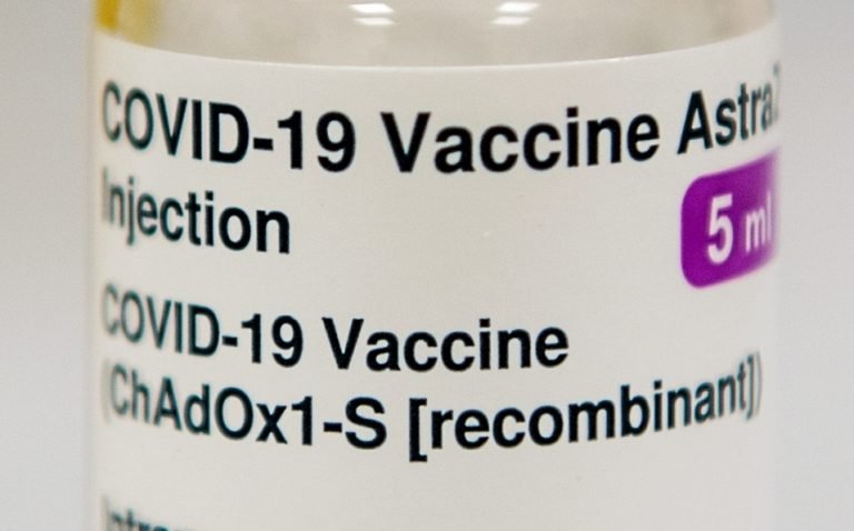 Voluntarios habrían recibido dosis equivocada de vacuna anticovid de Oxford