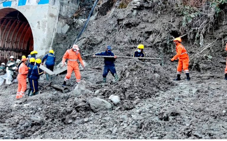 Al menos 18 muertos y 200 desaparecidos en India tras avalancha en el Himalaya