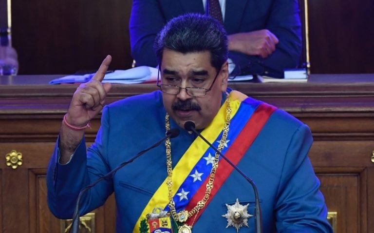 Maduro da preferencia a militantes en primeras vacunas anticovid