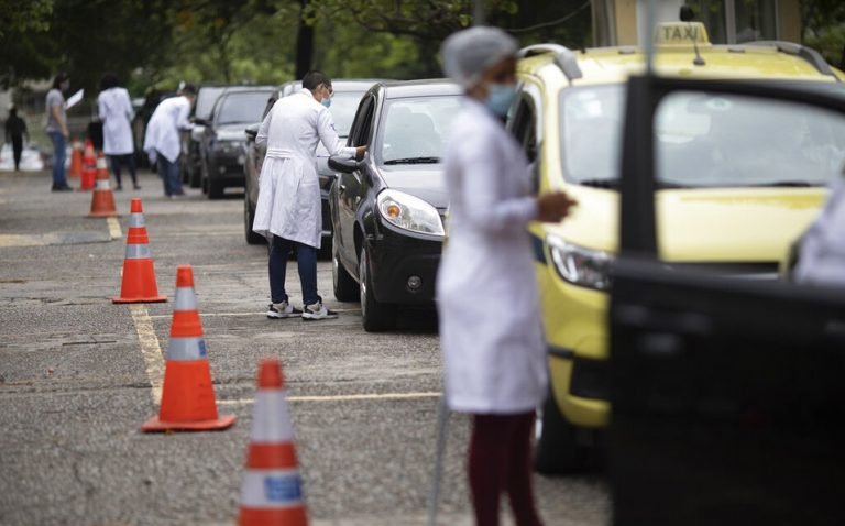 Brasileños ricos buscan comprar vacunas contra covid-19; generan debate