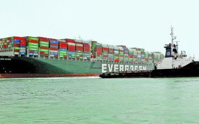 Estiman semanas de obras para liberar canal de Suez