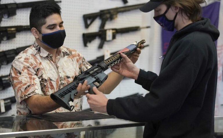 Biden anuncia medidas ante «epidemia» de violencia con armas de fuego en EU