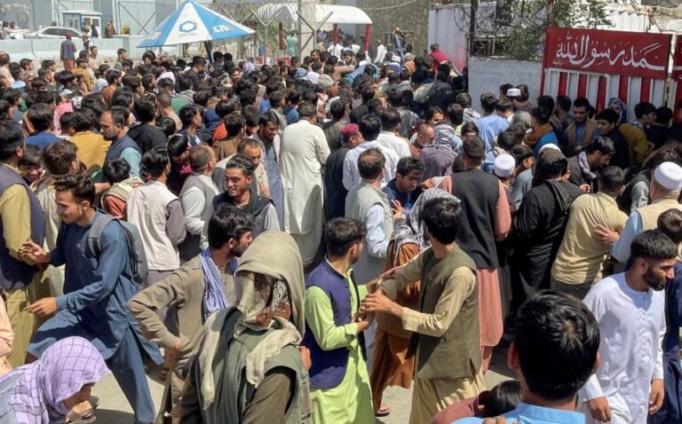 Pánico por la urgencia de huir de Afganistán; miles desatan caos en aeropuerto de Kabul