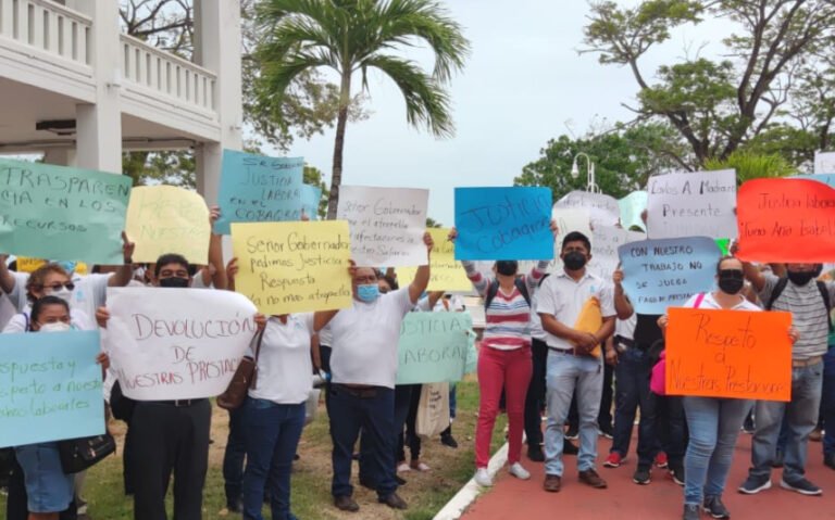 Trabajadores del sistema Bachilleres exigen devolución de 120 mdp frente al Palacio de Gobierno en Chetumal