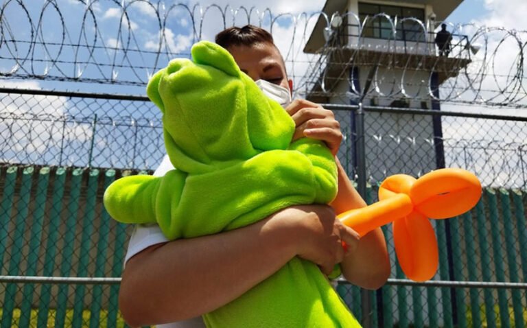 Niños viven junto a sus madres reclusas en penales del Estado de México