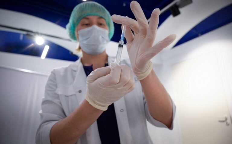 Vacunan con dosis de AstraZeneca a 34 personas que tenían que recibir la de Moderna