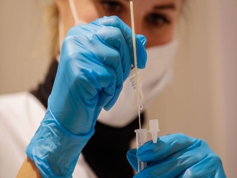 ¿Qué significa Ómicron? La nueva variante de COVID detectada en Sudáfrica