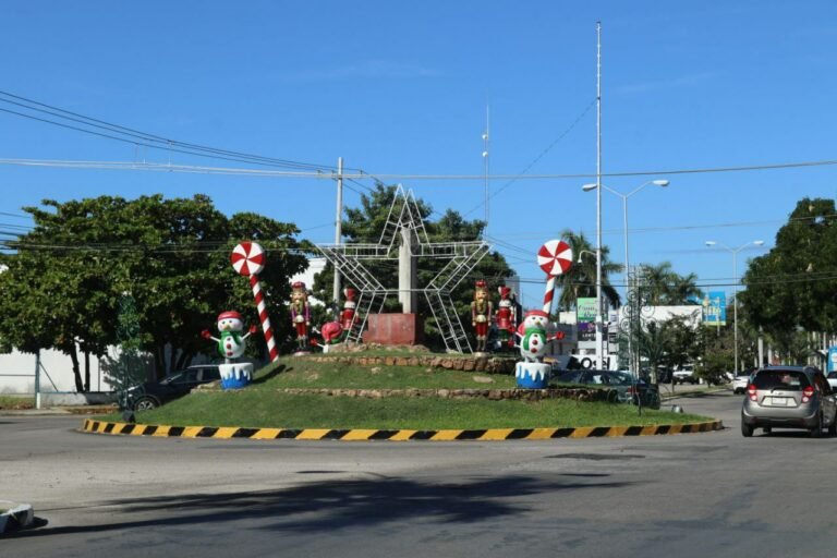 Automovilista destroza arreglos navideños en glorieta de Mérida