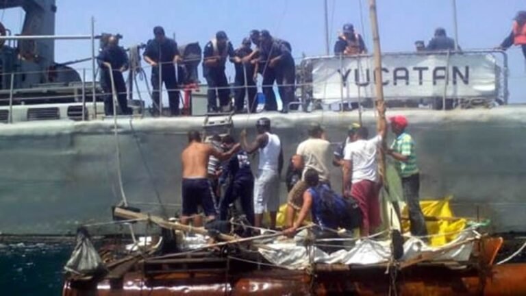 Rescatan a 19 balseros cubanos, entre ellos, dos muertos; fueron trasladados a Progreso