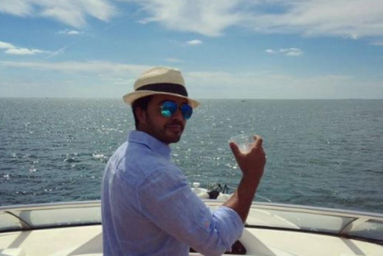 Luis Fonsi disfruta de las playas de Yucatán tras grabación de video en Izamal