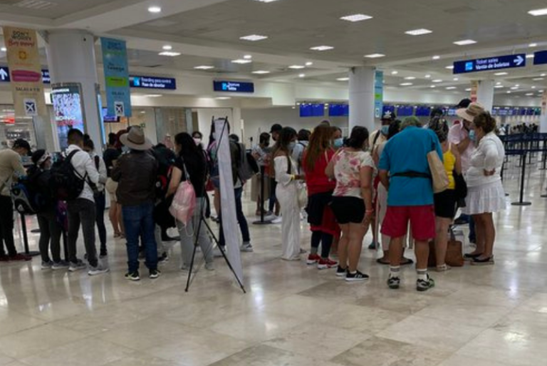 Cuestionarios de salud a viajeros sin utilidad, reconoce López Gatell