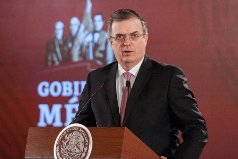 Ebrard agradece nominación a «persona del año» por demanda contra fabricantes de armas en EU