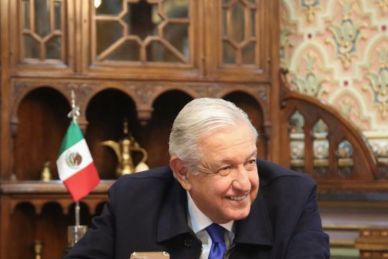 AMLO causa controversia con teléfono «fifí»