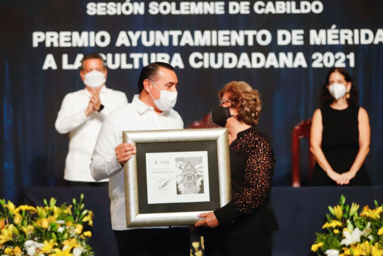 Renán Barrera entrega el “Premio Ayuntamiento de Mérida a la Cultura Ciudadana 2021”