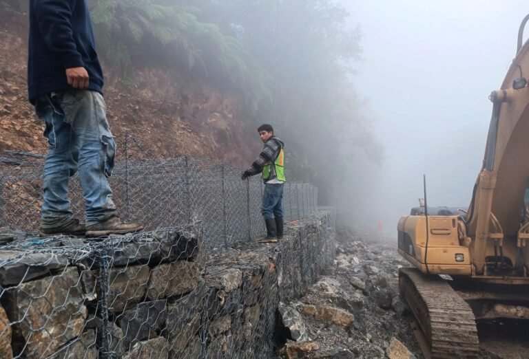 Lluvias golpean carreteras de Veracruz; SICT despliega maquinaria y mantiene vigilancia permanente