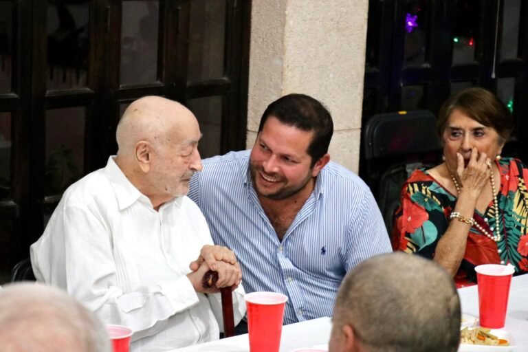 Jorge Díaz Loeza celebra al decano Francisco