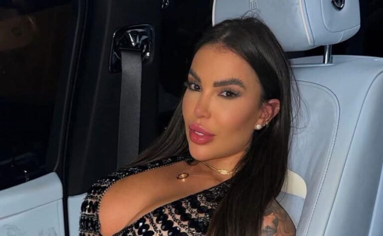 Influencer’ brasileña muere tras caer desde el piso 27 de un rascacielos en Dubái  Una ‘influencer‘ originaria de Brasil murió tras caer desde el piso 27 de un rascacielos en Dubái.  Kauana Bilhar se encontraba en los Emiratos Árabes Unidos junto a su novia Barbara Abrantes, con quien acababa de comprometerse.  Fue la prometida quien informó a la familia de lo ocurrido. Posteriormente, la madre de la joven modelo dio a conocer la tragedia en redes sociales.  Hasta el momento se desconoce cómo es que Kauana cayó desde el piso 27 del rascacielos, con lo que no se descarta que se trate de un asesinato.  ¿Quién era la ‘influencer’ muerta en Dubái?  Kauana Bilhar era una popular ‘influencer‘ brasileña, con más de 22 mil seguidores en Instagram.  La también modelo publicaba viajes al extranjero, lujos y ropa de diseñador.  También presumía su gusto por montar a caballo y las rosas, así como el amor que sentía por su madre y sus dos perritos.