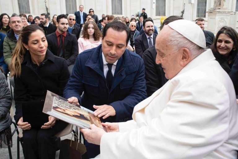 Mauricio Vilal sostiene encuentro con el Papa Francisco en El Vaticano