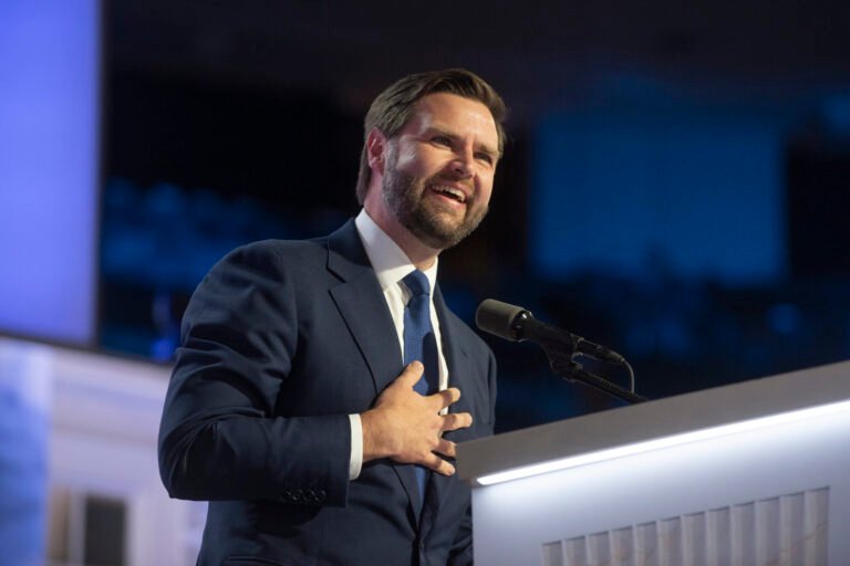 «Cómo JD Vance Pasó de Medio América a la Vicepresidencia»