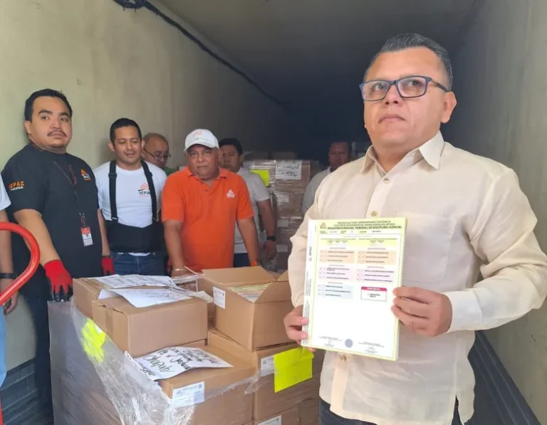 Cuestionan polémico viaje de consejero electoral con recursos públicos