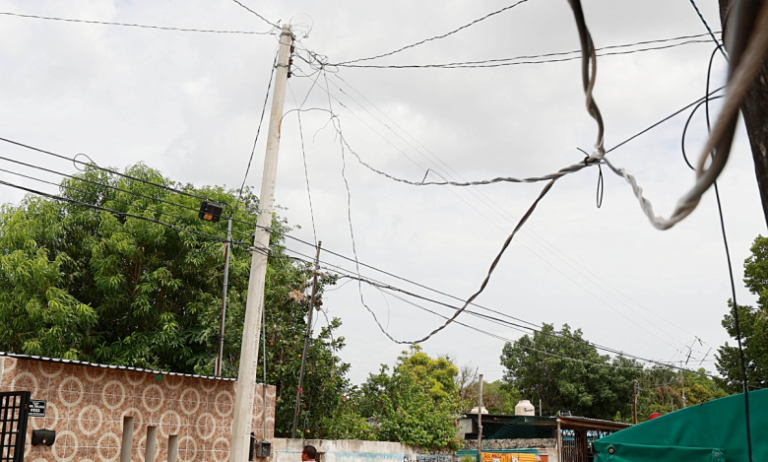 Accidentes por cables tirados en Ciudad Caucel generan alertas entre motociclistas y ciclistas