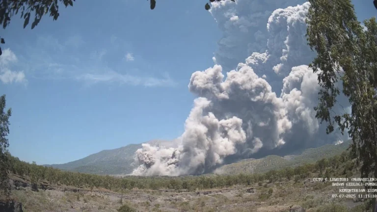 Nueva erupción del volcán Lewotobi Laki-Laki en Indonesia