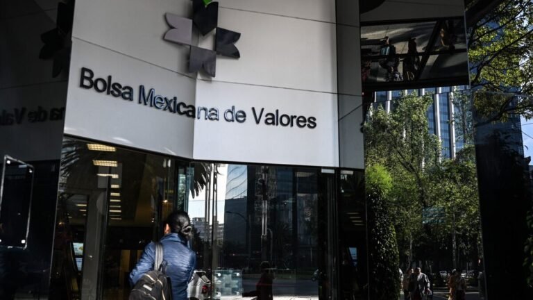 Caen bolsas mexicanas; Wall Street cierra al alza