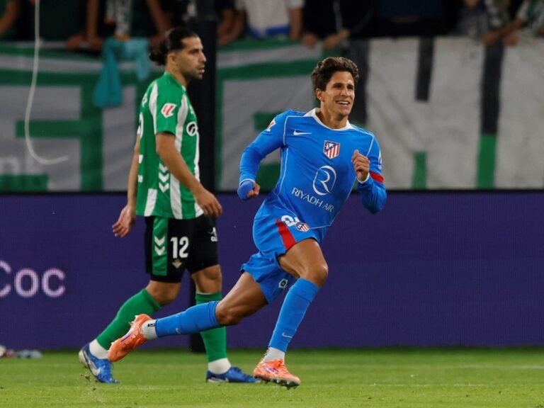 Atlético de Madrid vence 2-0 al Betis y sigue invicto en La Liga