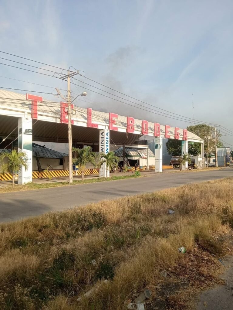 Tras horas de combate, logran controlar incendio en Telebodega de Mérida