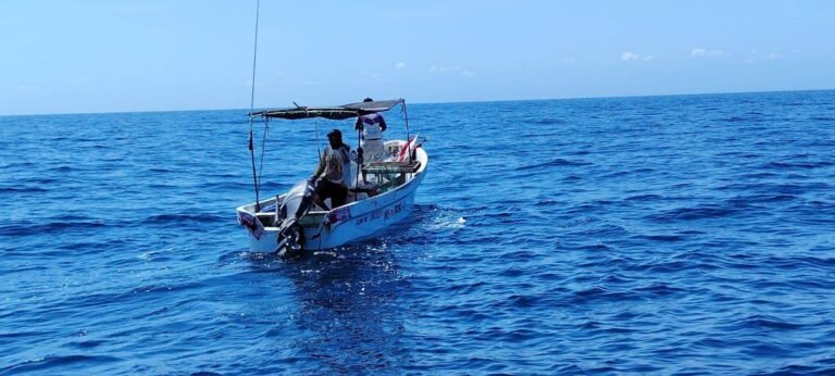 Rescatan a pescadores de Telchac Puerto tras quedar varados mar adentro por falla mecánica