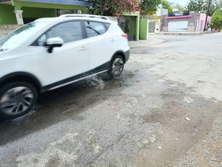 Vecinos de Chuminópolis denuncian fuga constante de agua por tubería dañada