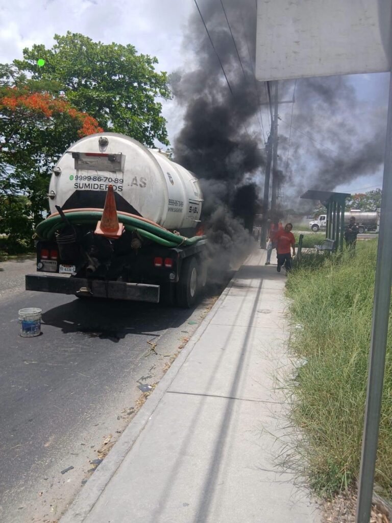 Bomberos de la SSP controlan conato de incendio en pipa sobre el Periférico de Mérida