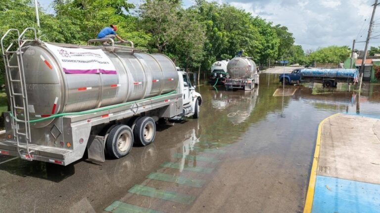 Gobierno estatal despliega brigadas para desalojar inundaciones en colonias de Mérida