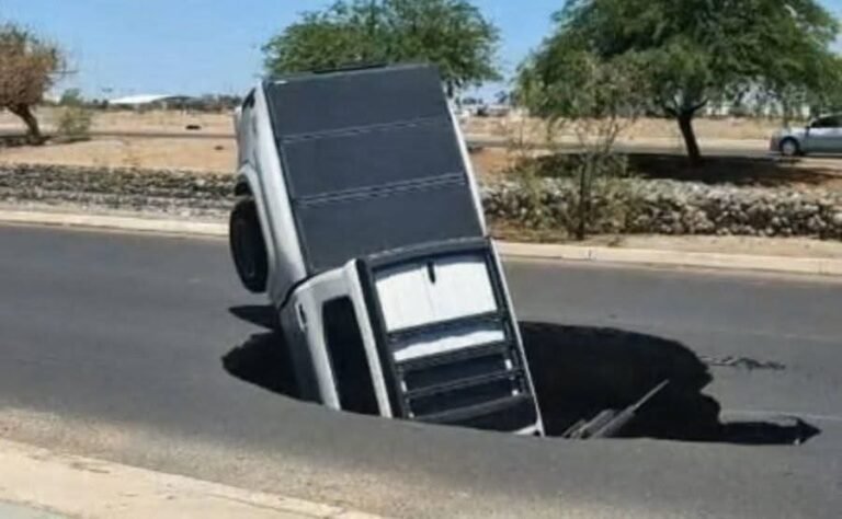Camioneta cae a gigantesco socavón en Hermosillo; conductor logra salir ileso tras dramático rescate