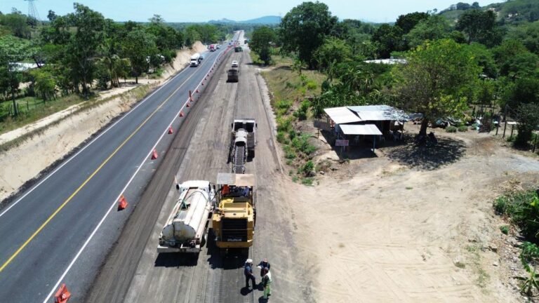 Modernización de la carretera Macuspana-Escárcega alcanza 64% de avance; obra concluiría en 2029